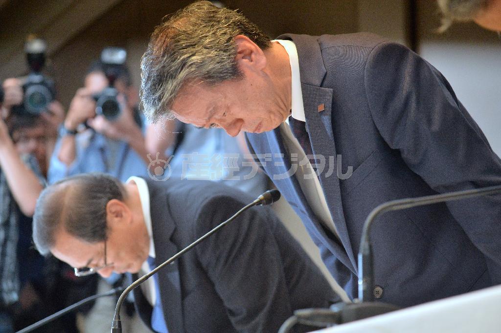 記者会見で頭を下げる田中久雄社長（右）と室町正志（まさし）会長＝２０１５年７月２１日午後、東京都港区の東芝本社（宮崎瑞穂撮影）
