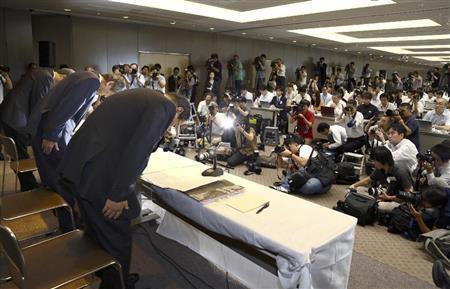 会見には多くの報道陣が詰めかけた。名門企業のトップが経営をゆがめた代償は大きい＝２０１５年７月２１日、東京都内（ＡＰ）