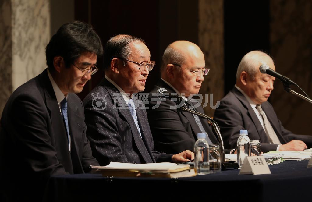 東芝利益水増し問題の調査報告について説明する東芝第三者委員会の上田広一委員長（左から２人目）ら＝２０１５年７月２１日午後、東京都港区（小野淳一撮影）