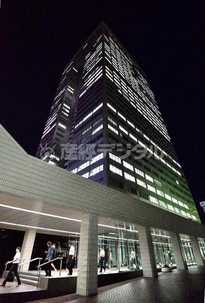 利益水増し問題で揺れる東芝の本社＝２０１５年７月２１日午後、東京都港区（宮崎瑞穂撮影）