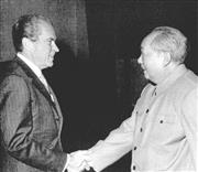 １９７２年２月２１日、米大統領として初めて訪中したリチャード・ニクソン大統領（左）と、毛沢東主席＝中国・首都北京市（ＵＰＩ＝共同）