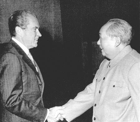 １９７２年２月２１日、米大統領として初めて訪中したリチャード・ニクソン大統領（左）と、毛沢東主席＝中国・首都北京市（ＵＰＩ＝共同）