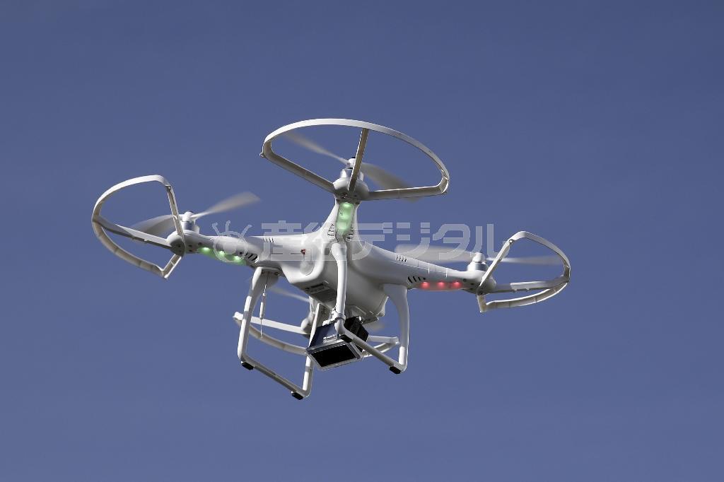 使い方一つで有用にも武器にもなる可能性を秘める小型無人機「ドローン」。国内外を問わず、ガイドラインなどルール作りが急がれる＝２０１４年１月８日、米ネバダ州ラスベガス（ＡＰ）