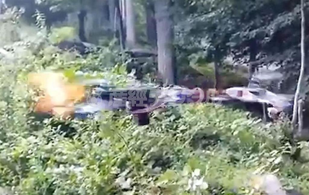 動画投稿サイト「ユーチューブ」に投稿された、前方に短銃を取り付けた小型無人機「ドローン」が発射する様子（共同）