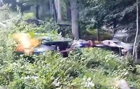 動画投稿サイト「ユーチューブ」に投稿された、前方に短銃を取り付けた小型無人機「ドローン」が発射する様子（共同）