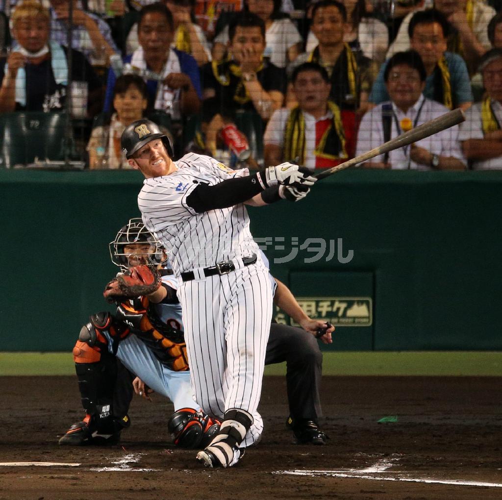 六回に適時二塁打を放つ阪神のマット・マートン＝２０１５年７月２１日、兵庫県西宮市・甲子園球場（白鳥恵撮影）