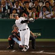 六回に適時二塁打を放つ阪神のマット・マートン＝２０１５年７月２１日、兵庫県西宮市・甲子園球場（白鳥恵撮影）