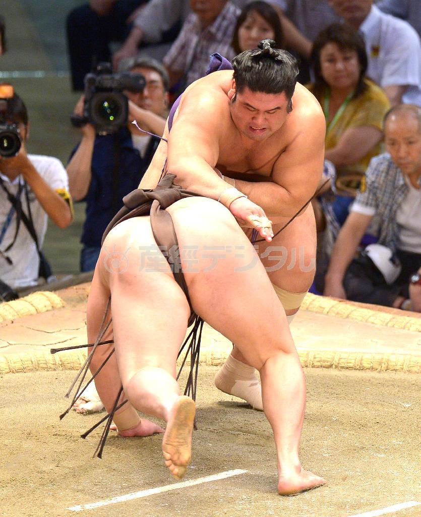 栃煌山（とちおうざん）がはたきこみで白鵬を下す＝２０１５年７月２１日、愛知県名古屋市中区の愛知県体育館（榎本雅弘撮影）