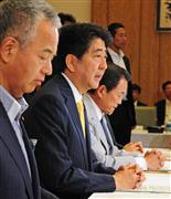 経済財政諮問会議で挨拶する安倍晋三首相（手前から２人目）＝２２日午後、首相官邸（斎藤良雄撮影）