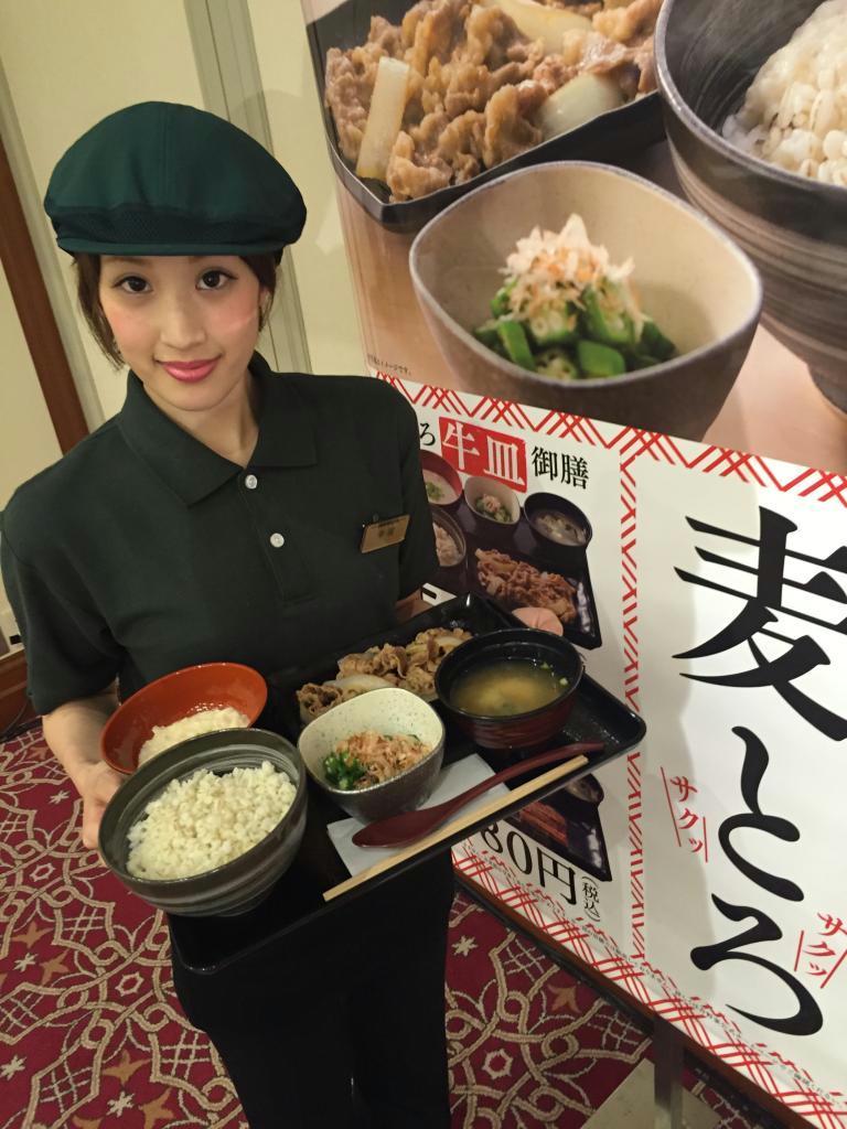 吉野家が２７日から販売する「麦とろ牛皿御膳」＝２２日、東京都千代田区