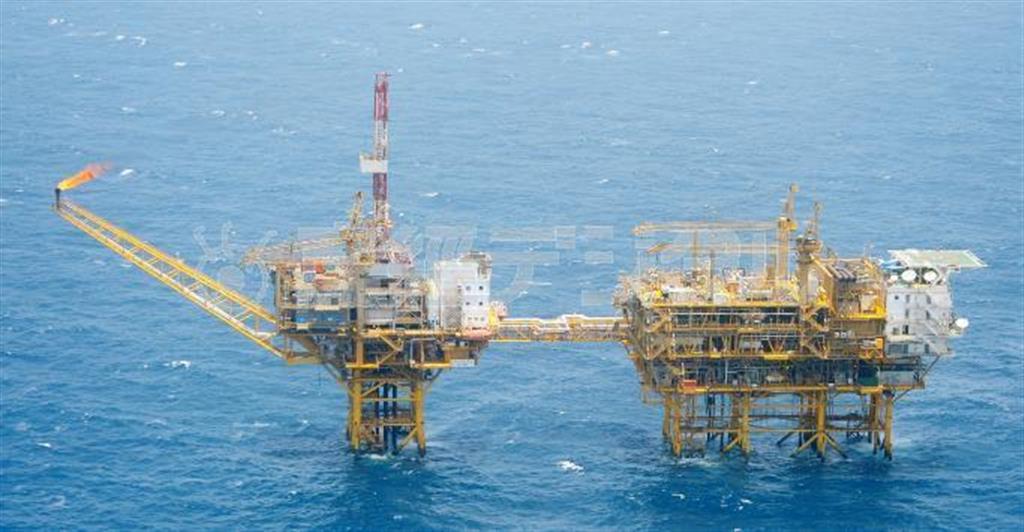 日本政府が公開した中国による東シナ海でのガス田開発の写真（防衛省提供）