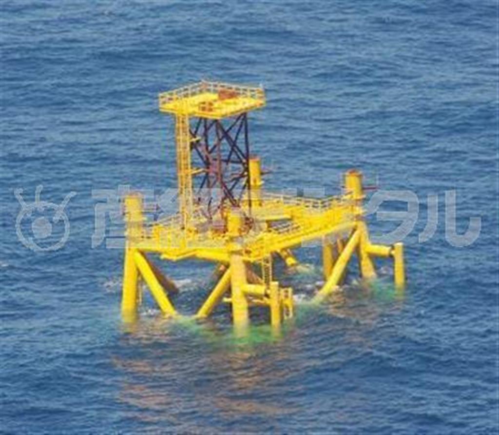 日本政府が公開した中国による東シナ海でのガス田開発の写真（防衛省提供）