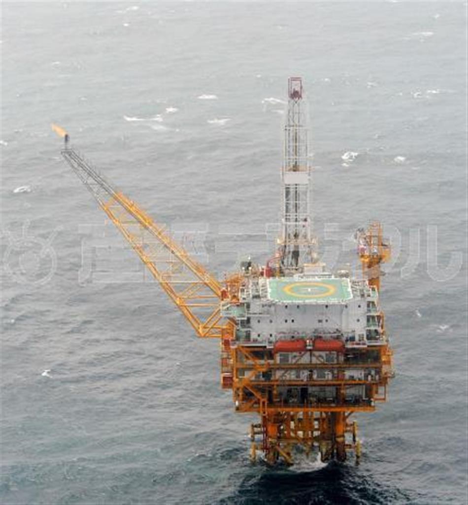 日本政府が公開した中国による東シナ海でのガス田開発の写真（防衛省提供）