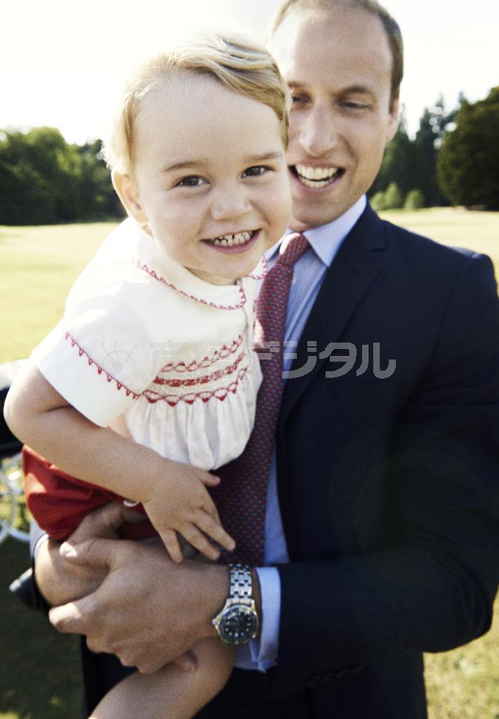 ウィリアム王子（右）と妻、キャサリン妃の長男、ジョージ王子＝２０１５年７月２１日、英国・サンドリンガム（ＡＰ）