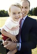 ウィリアム王子（右）と妻、キャサリン妃の長男、ジョージ王子＝２０１５年７月２１日、英国・サンドリンガム（ＡＰ）
