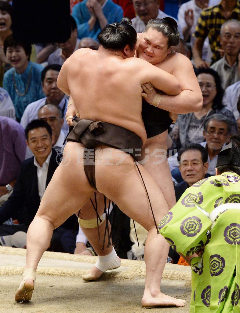白鵬（手前）の寄りを懸命にこらえる照ノ富士＝２０１５年７月２２日、愛知県名古屋市中区・愛知県体育館（共同）