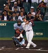 一回、走者一掃の３点適時二塁打を放つ阪神の新井良太＝２０１５年７月２２日、兵庫県西宮市・甲子園球場（白鳥恵撮影）