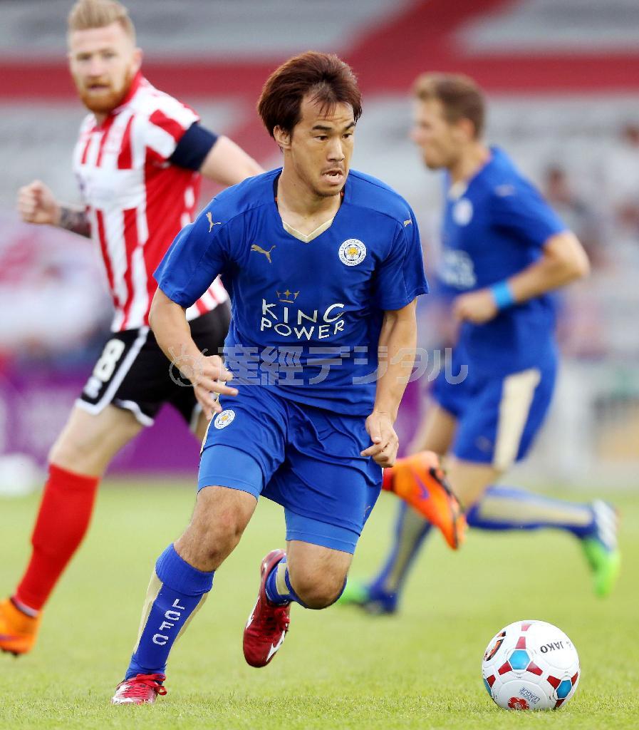 練習試合に出場したレスターの岡崎慎司（中央）＝２０１５年７月２１日、英リンカンシャー州リンカーン（ゲッティ＝共同）