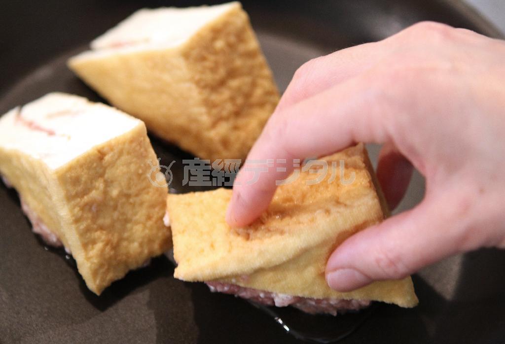 厚揚げの肉詰め煮（作り方３）＿＿フライパンに油を熱し、（作り方２：調理した厚揚げ）の詰めた方を下にして焼きつける（田中幸美撮影）