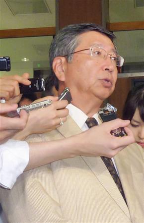 記者団の取材に応じるＴＰＰ政府対策本部の鶴岡公二首席交渉官＝２２日午後、内閣府