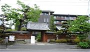 コミュニティースペースのエントランスに設置された、原家旧屋敷の象徴「陣屋門」