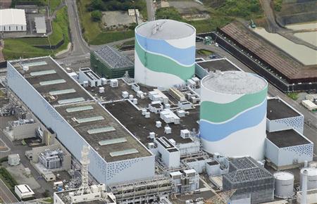 ８月に再稼働が見込まれる九州電力川内原発１号機（手前）＝７日、鹿児島県薩摩川内市