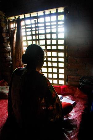 バングラデシュの少女は、自宅近くで連れ去られ売春宿に送られた。今は、ワールド・ビジョン・ジャパンのサポートで自宅に戻っている＝２０１４年８月１０日（ワールド・ビジョン・ジャパン撮影）