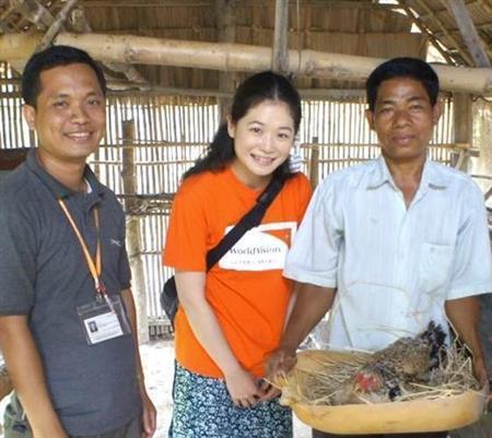 ワールド・ビジョン・ジャパンの松本謡子（ようこ）さん（中央、ワールド・ビジョン・ジャパン撮影）