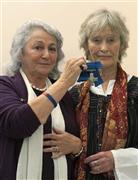 競売に出した娘のタニアさん（左）＝２０１５年７月２２日、英国・首都ロンドン（ＡＰ）