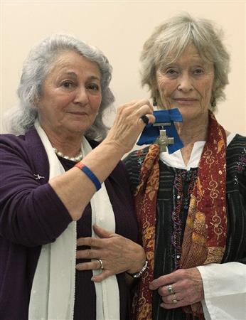 競売に出した娘のタニアさん（左）＝２０１５年７月２２日、英国・首都ロンドン（ＡＰ）