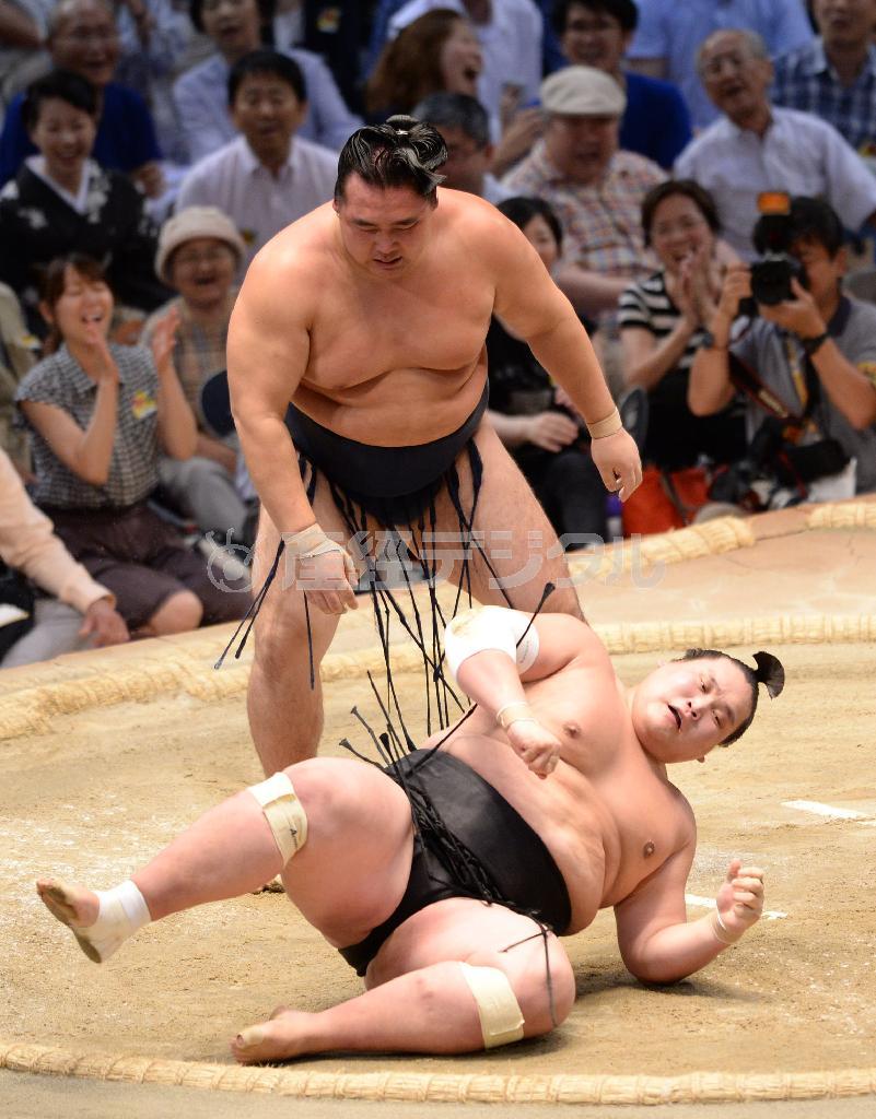 すくい投げで照ノ富士（手前）を転がした鶴竜（かくりゅう）＝２０１５年７月２３日、愛知県名古屋市中区の愛知県体育館（森本幸一撮影）