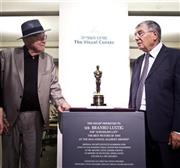 映画「シンドラーのリスト」の制作者の一人で、ナチス・ドイツによる大量虐殺（ホロコースト）生存者、ブランコ・ラスティグ氏（左）＝２０１５年７月２２日、イスラエル・首都エルサレム（ＡＰ）