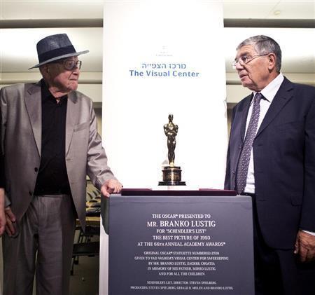 映画「シンドラーのリスト」の制作者の一人で、ナチス・ドイツによる大量虐殺（ホロコースト）生存者、ブランコ・ラスティグ氏（左）＝２０１５年７月２２日、イスラエル・首都エルサレム（ＡＰ）