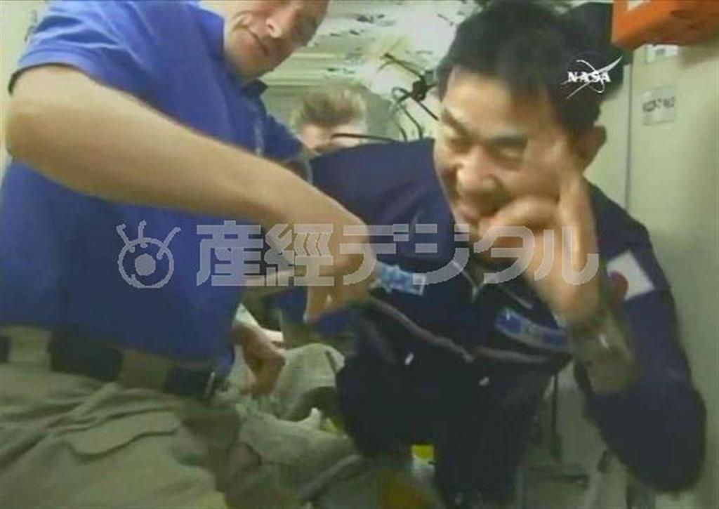 ソユーズ宇宙船から国際宇宙ステーション（ＩＳＳ）に入室し、ＯＫサインを出す油井亀美也（ゆい・きみや）さん＝２０１５年７月２３日（ＮＡＳＡテレビから、共同）