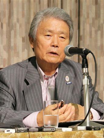 経団連の夏季フォーラム閉幕後、記者会見する榊原定征会長＝２４日午後、長野県軽井沢町