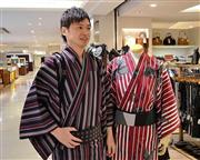 しま模様でもえんじ色など明るめの色が入ると個性的になる。金魚柄（右）は人気が高い