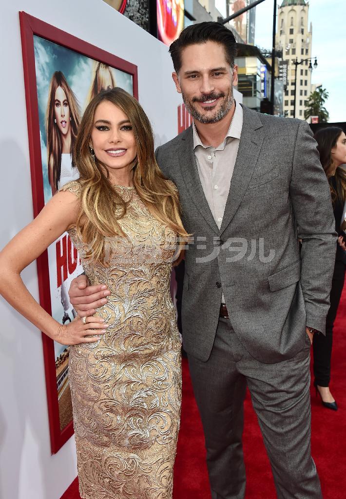 南米コロンビア出身の女優、ソフィア・ベルガラさん（左）と米俳優、ジョー・マンガニエロさん＝２０１５年４月３０日、米カリフォルニア州ロサンゼルス（ＡＰ）