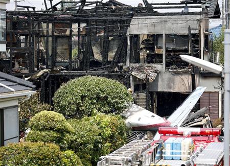 軽飛行機（右下）が墜落し、燃えた住宅＝２６日午後０時１８分、東京都調布市