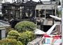 軽飛行機（右下）が墜落し、燃えた住宅＝２６日午後０時１８分、東京都調布市