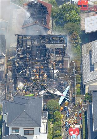 軽飛行機が墜落し燃えた住宅＝２６日午前１１時５０分、東京都調布市