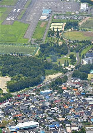 軽飛行機の墜落現場（手前中央）。奥は調布飛行場＝２６日午前１１時５５分、東京都調布市