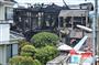 東京都調布市の民家に小型飛行機が墜落＝２６日午後、東京・調布（宮川浩和撮影）