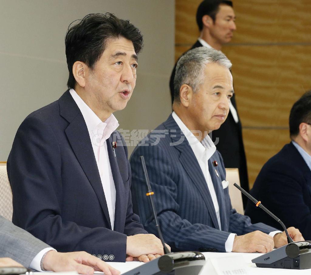 環太平洋戦略的経済連携協定（ＴＰＰ）関係閣僚会議であいさつする安倍晋三（しんぞう）首相。右は甘利明（あまり・あきら）ＴＰＰ相＝２０１５年７月２４日、首相官邸（共同）