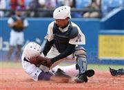 東東京大会４回戦で、関東第一の本塁突入を阻む大森高・玉田宙（ひろ）捕手＝２０１５年７月１８日、東京都新宿区・神宮球場（福島範和撮影）