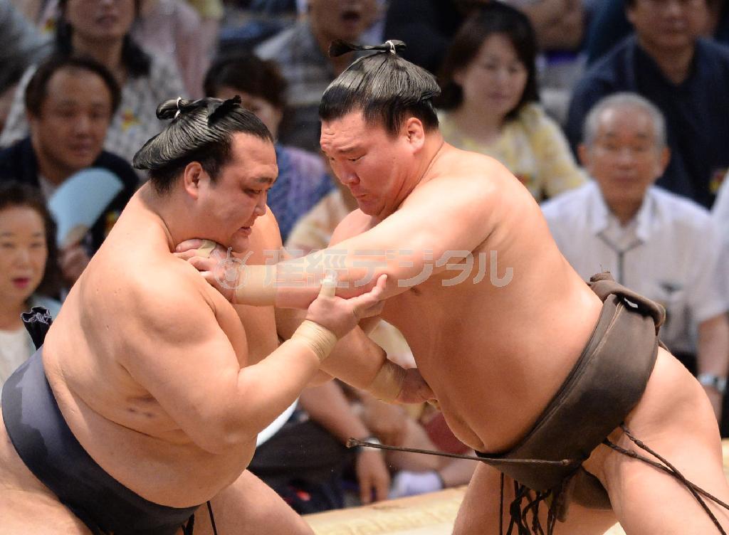 寄り切りで稀勢の里（きせのさと）を敗った白鵬（右）＝２０１５年７月２５日、愛知県名古屋市中区の愛知県体育館（森本幸一撮影）