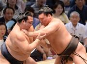 寄り切りで稀勢の里（きせのさと）を敗った白鵬（右）＝２０１５年７月２５日、愛知県名古屋市中区の愛知県体育館（森本幸一撮影）