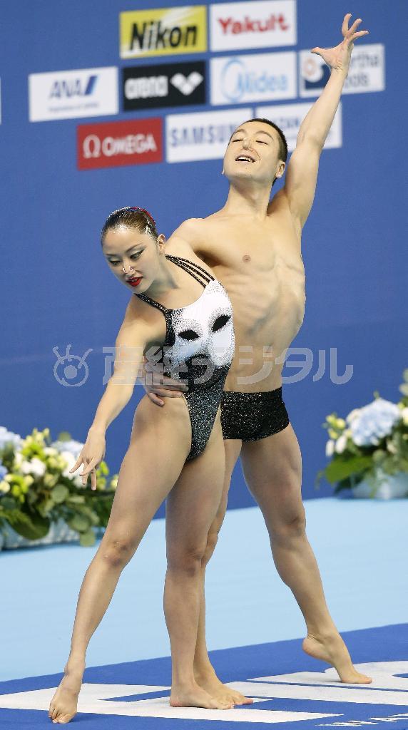 混合デュエット・テクニカルルーティン予選で入水前にポーズをとる安部篤史（右）、足立夢実（ゆみ）組＝２０１５年７月２５日、ロシア連邦・タタールスタン共和国カザニ（共同）