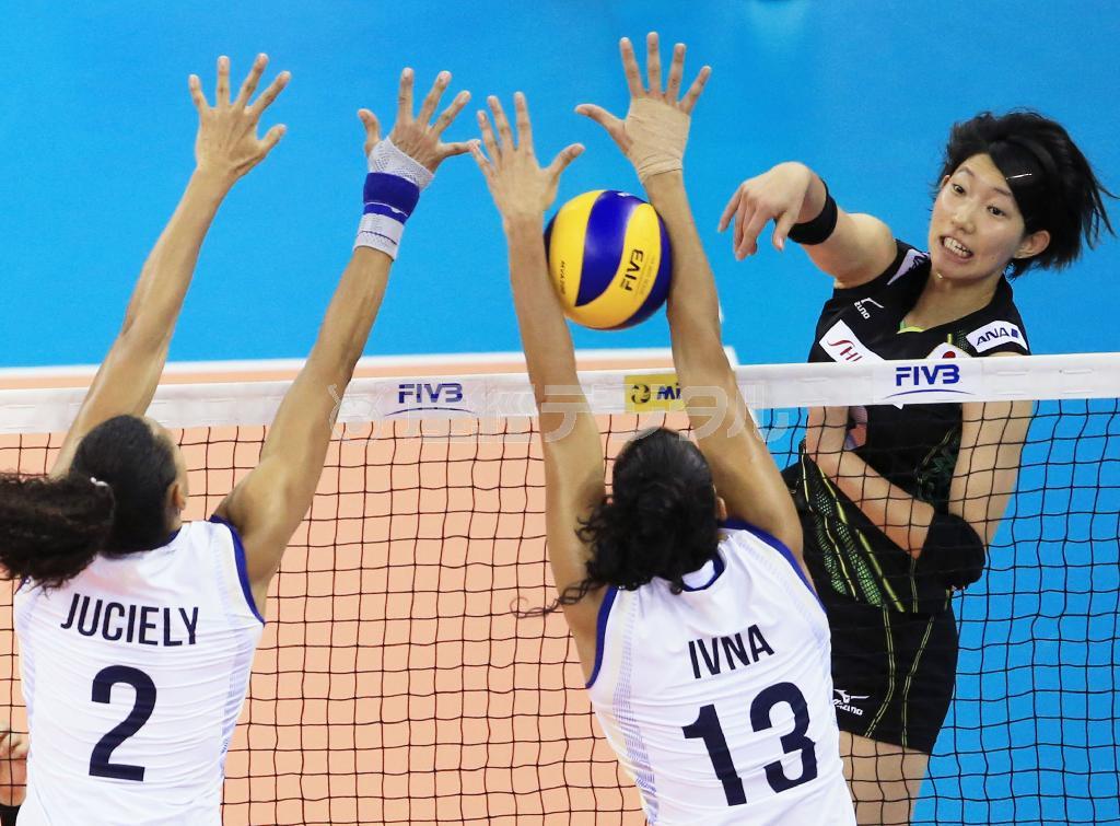 ブラジル戦でスパイクを放つ石井優希（ゆき、右）＝２０１５年７月２４日、米ネブラスカ州オマハ（ＡＰ）
