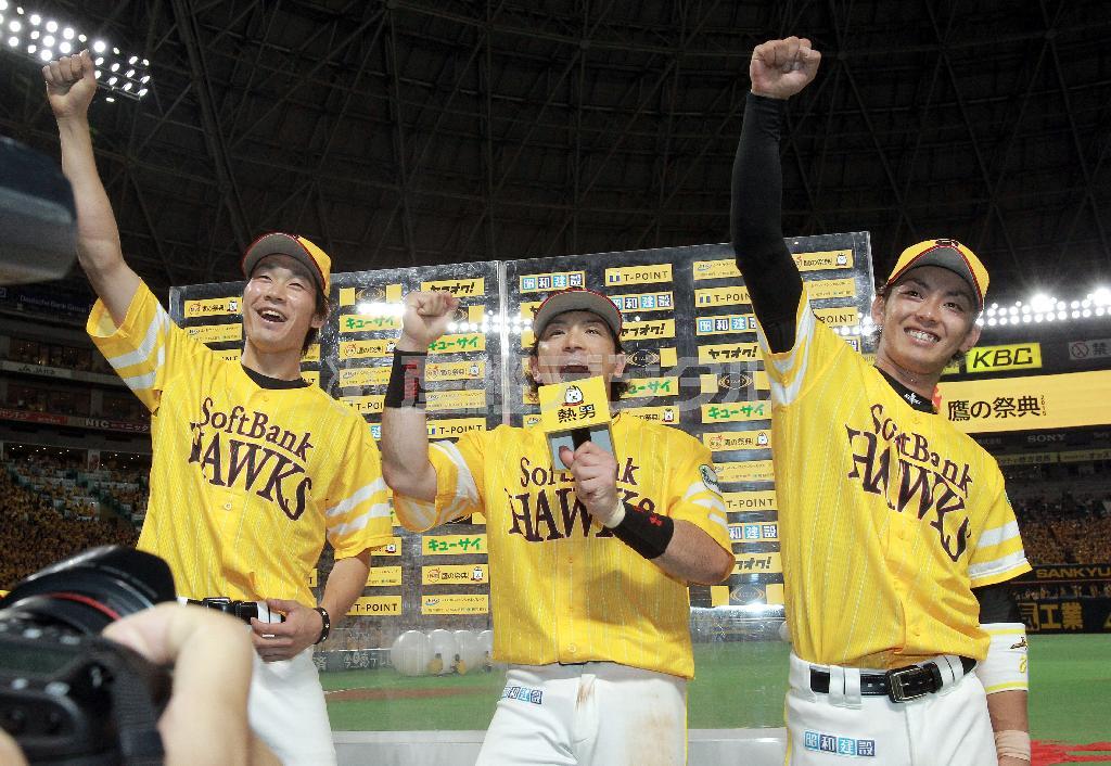 お立ち台でガッツポーズする（左から）ソフトバンク・武田翔太、松田宣浩、今宮健太＝２０１５年７月２５日、福岡県福岡市中央区・ヤフオクドーム（中川春佳撮影）