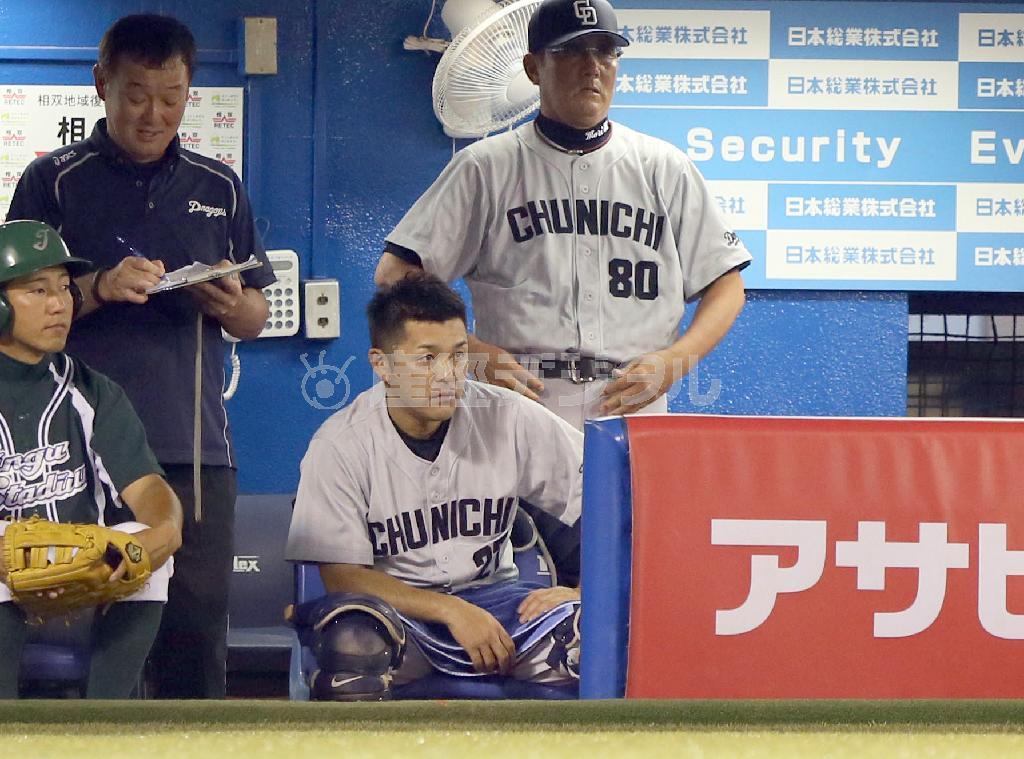 中日の谷繁元信（もとのぶ）捕手（前列中央）＝２０１５年７月２５日、東京都新宿区・神宮球場（塩浦孝明撮影）